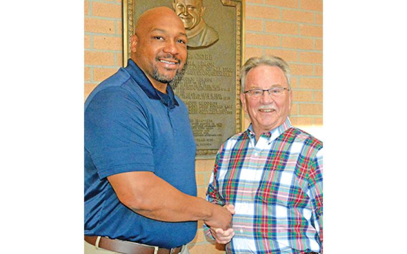 Royston Mayor Keith Turman welcomed interim city manager Gary Fesperman to city hall on his first day of work on Tuesday. (Photo by Scoggins)