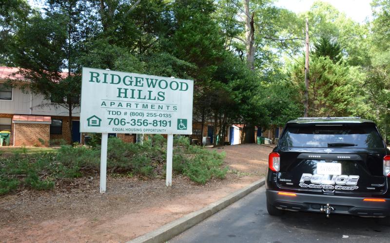 Lavonia Police officers, Georgia State Troopers and other law enforcement agencies responded last week to Ridgewood Hills Apartments to arrest a suspect wanted for firing a gun at Toccoa Police officers and carjacking a man’s truck in Stephens County. (Photos by Eavenson)