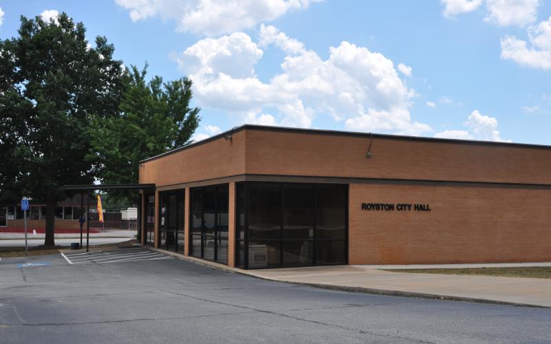 A group of poultry farmers from the Bold Spring community expressed concerns Tuesday about the pressure in Royston Natural Gas lines supplying their farms.  The farmers brought their complaints to the Royston City Council meeting in Royston.