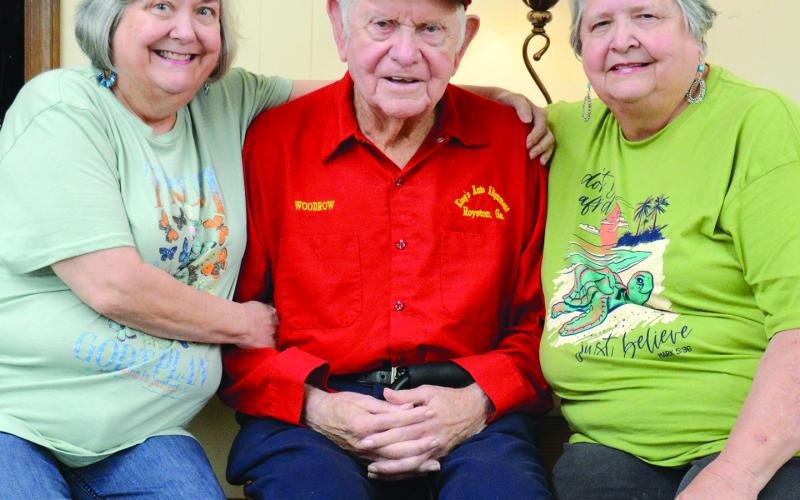 Woodrow King, with daughters Tammy Beggs and Wanda Walker. (Photo by Charlie Eavenson)