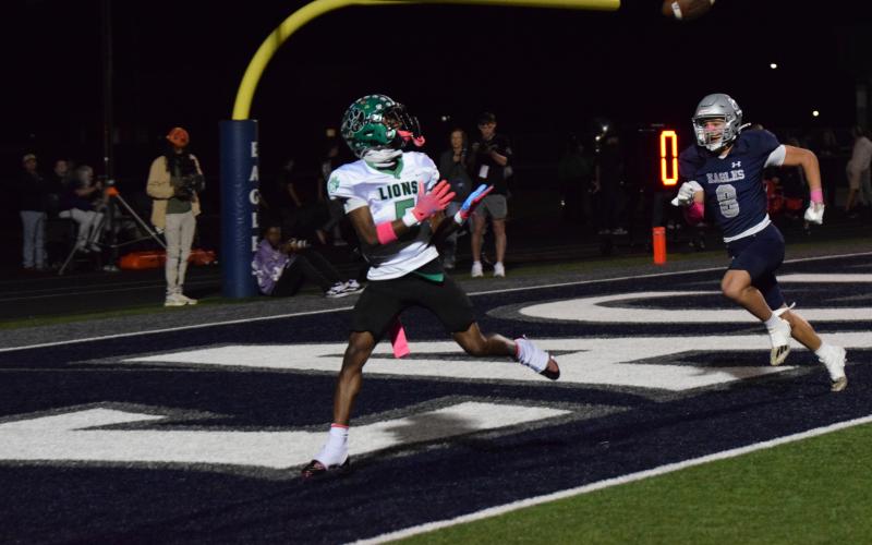 Gavin Wells prepares to catch a touchdown pass from Knox Whitworth in Franklin County’s victory over East Jackson Friday in Commerce. (Photos by Shane Scoggins)