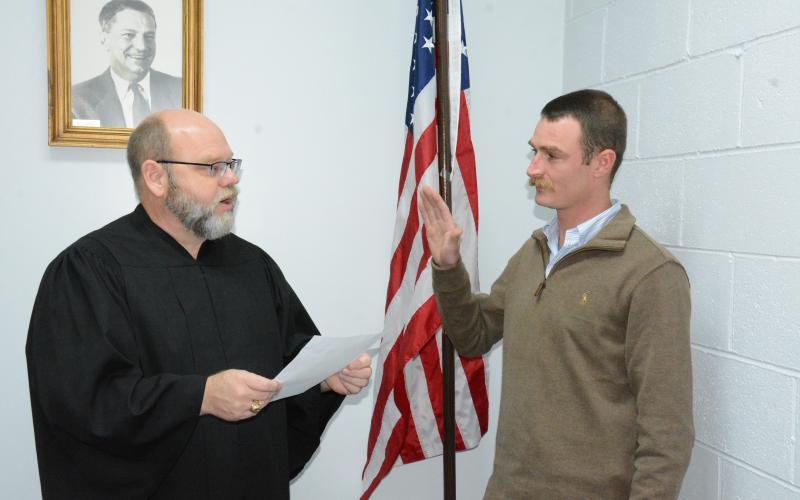 New Canon Mayor Eli Brown (right) takes the oath of office Monday from Municipal Court Judge David Jordan prior to the Canon City Council’s regular meeting. (Photo by Charlie Eavenson)