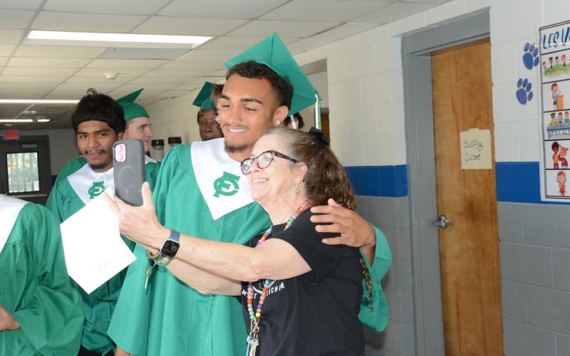Franklin County High School senior Nava Ware (left) takes a selfie with Lavonia Elementary School teacher Cathy Cavin during the Class of 2026’s Graduation Walk Thursday. The seniors are invited to take part in a Graduation Parade around the county Sunday. FCHS graduation is scheduled for May 22. (Photo by Charlie Eavenson)