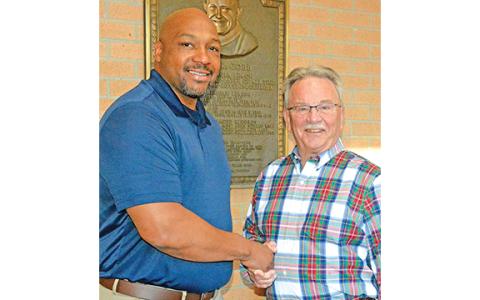 Royston Mayor Keith Turman welcomed interim city manager Gary Fesperman to city hall on his first day of work on Tuesday. (Photo by Scoggins)