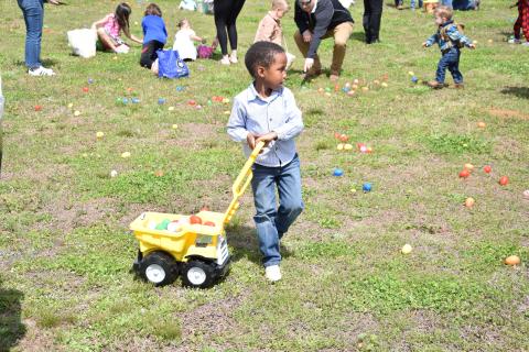 CARNESVILLE – Every Easter egg hunter who came out Sunday to the City of Carnesville’s event got plenty of eggs and goodies to take home with them. The city held its annual Easter Egg Hunt at the City Park around its splash pad. Along with the egg hunt, the Easter Bunny was on site for photos and drinks and sweets were available for children and parents. (Photos by Scoggins)