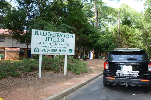 Lavonia Police officers, Georgia State Troopers and other law enforcement agencies responded last week to Ridgewood Hills Apartments to arrest a suspect wanted for firing a gun at Toccoa Police officers and carjacking a man’s truck in Stephens County. (Photos by Eavenson)