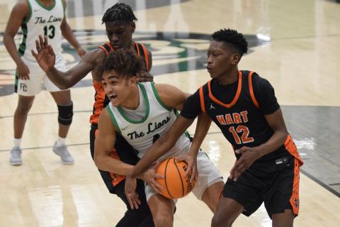 Nava Ware splits a pair of Hart County defenders during action Tuesday in Carnesville against the Bulldogs. (Photo by Scoggins)