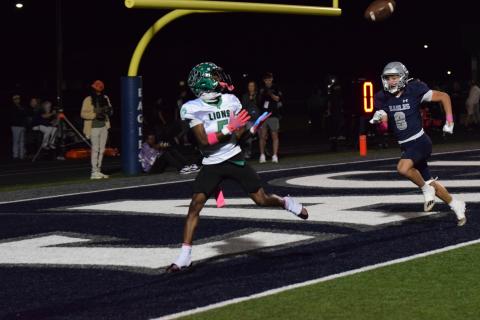 Gavin Wells prepares to catch a touchdown pass from Knox Whitworth in Franklin County’s victory over East Jackson Friday in Commerce. (Photos by Shane Scoggins)