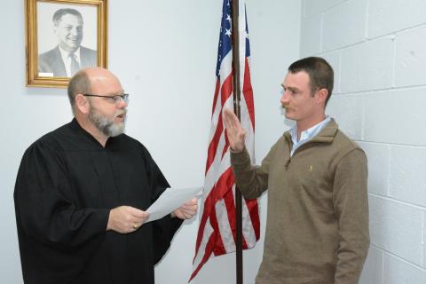 New Canon Mayor Eli Brown (right) takes the oath of office Monday from Municipal Court Judge David Jordan prior to the Canon City Council’s regular meeting. (Photo by Charlie Eavenson)