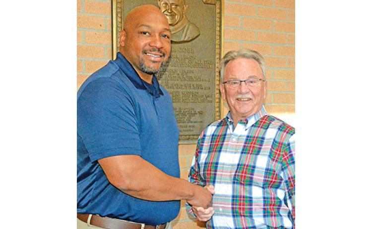Royston Mayor Keith Turman welcomed interim city manager Gary Fesperman to city hall on his first day of work on Tuesday. (Photo by Scoggins)