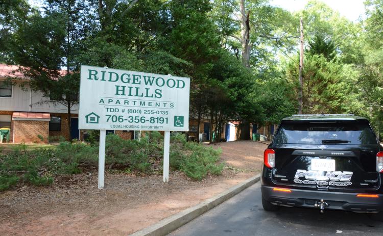 Lavonia Police officers, Georgia State Troopers and other law enforcement agencies responded last week to Ridgewood Hills Apartments to arrest a suspect wanted for firing a gun at Toccoa Police officers and carjacking a man’s truck in Stephens County. (Photos by Eavenson)
