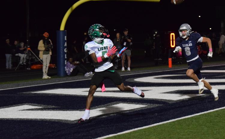 Gavin Wells prepares to catch a touchdown pass from Knox Whitworth in Franklin County’s victory over East Jackson Friday in Commerce. (Photos by Shane Scoggins)