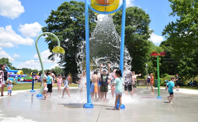 The City of Carnesville’s splash pad is set to reopen with limited hours today.