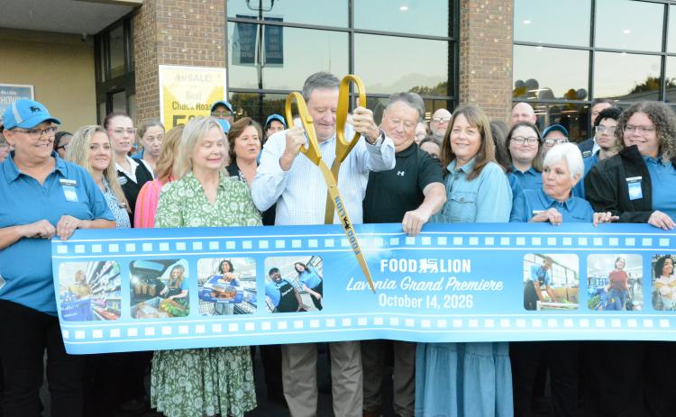 LAVONIA – Food Lion executives gave the honor of cutting the ribbon on its new store in Lavonia to the Dilworth family, who built the Dill’s Food City legacy over the past 91 years. Stan Dilworth (top photo) manned the giant scissors as his wife Karen, brother Tracy and sister-in-law Lisa look on.