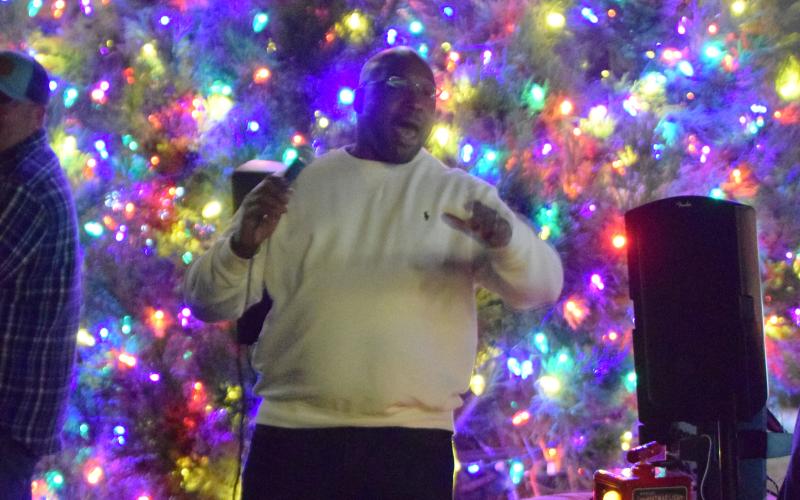 Royston Mayor Keith Turman lights the city Christmas tree during ceremonies Monday Night.